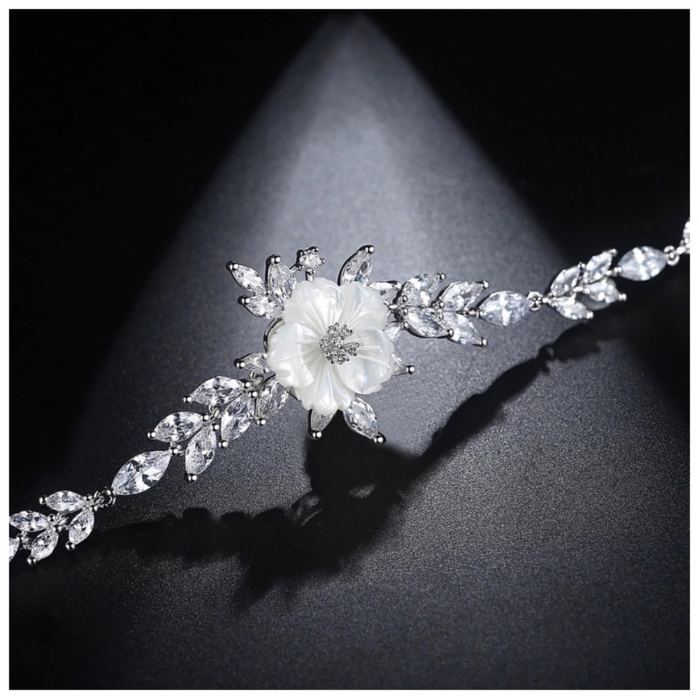 🌺 Swarovski Crystals The Aleen Shell Bracelet - Picture 2 of 4